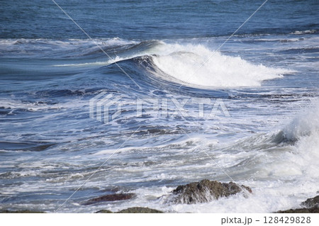 日本海の荒波 山形県庄内海岸 日本海の荒波 山形県庄内海岸 128429828