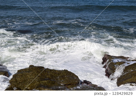 日本海の荒波 山形県庄内海岸 日本海の荒波 山形県庄内海岸 128429829