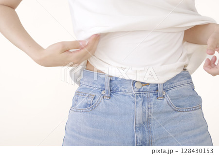 シャツをめくってお腹を確認する 128430153