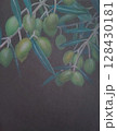オリーブ（黒い背景） 128430181