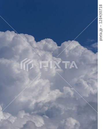 夏空に発生した積乱雲 夏空に発生した積乱雲 128430718