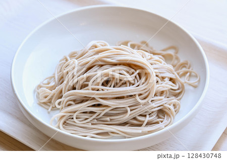 茹でた乾麺のそば 128430748