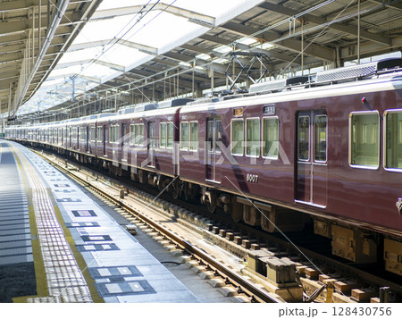 阪急川西能勢口駅を出発する急行電車 阪急川西能勢口駅を出発する急行電車 128430756