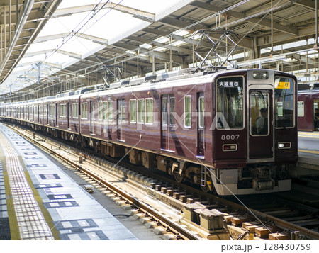 阪急川西能勢口駅を出発する急行電車 阪急川西能勢口駅を出発する急行電車 128430759
