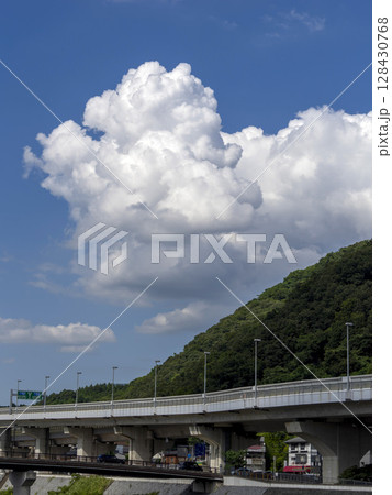 五月山の麓を通る阪神高速道路と積乱雲 128430768