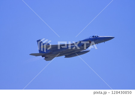大空に向かって飛び立つ航空自衛隊F-15戦闘機 大空に向かって飛び立つ航空自衛隊F-15戦闘機 128430850