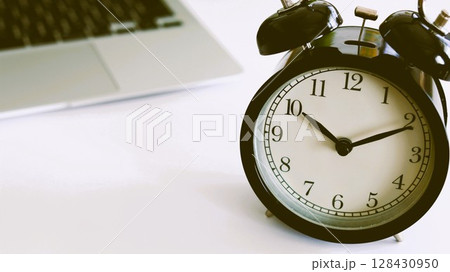 時計とパソコン セピア色 スケジュール 時間管理 時短 効率化 16:9 時計とパソコン セピア色 スケジュール 時間管理 時短 効率化 16:9 128430950
