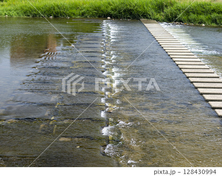 猪名川に設置された河川管理施設「池田床固」 128430994