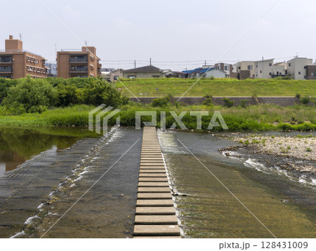 猪名川に設置された河川管理施設「池田床固」 128431009