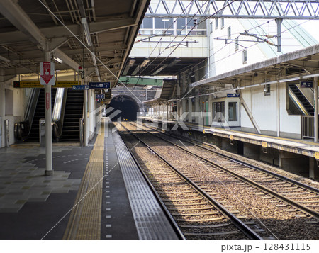 駅のホームとトンネルの風景 128431115