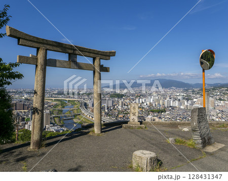 山の展望台に建つ鳥居 128431347