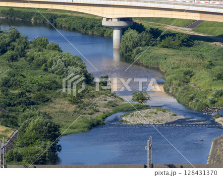 新緑の河川敷が広がる河川の風景 128431370