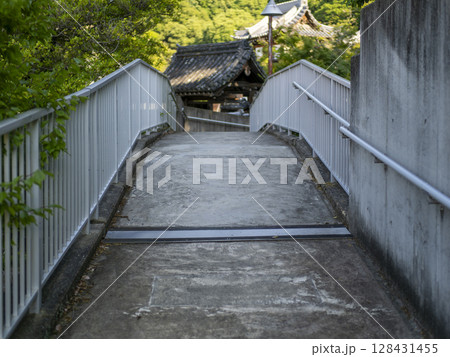 コンクリート製の古い歩道橋 128431455