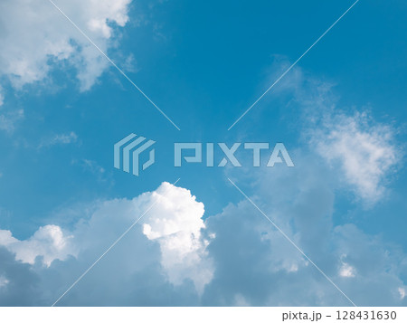 入道雲が浮かぶ夏の青空 128431630