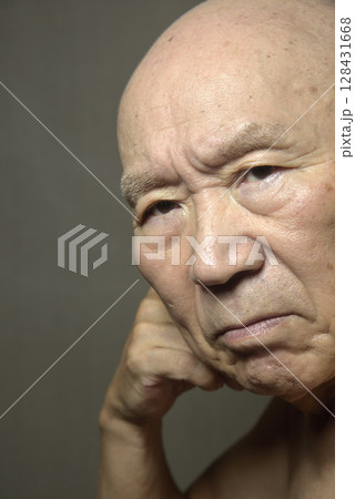 困り顔の老人 困り顔の老人 128431668