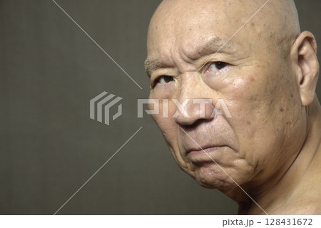 困り顔の老人 128431672