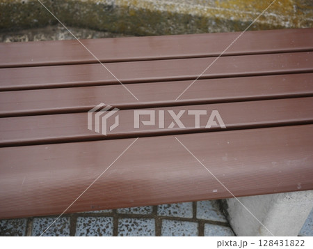 ベンチとタイルの織りなす芸術　憩いの時間　ゆったり時間　コピースペース 128431822