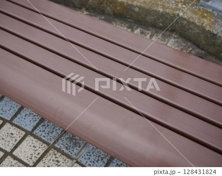 ベンチとタイルの織りなす芸術　憩いの時間　ゆったり時間　コピースペース 128431824