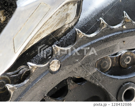 欠けたチェーンホイールの歯 128432086