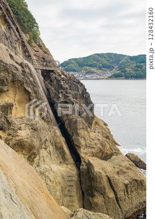 三重県熊野市　鬼ヶ城の風景 128432160