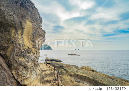 三重県熊野市　鬼ヶ城の風景 128432179
