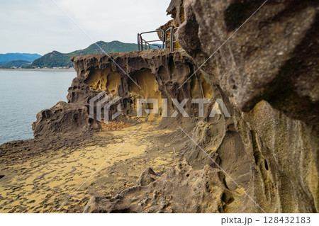三重県熊野市　鬼ヶ城の風景 128432183