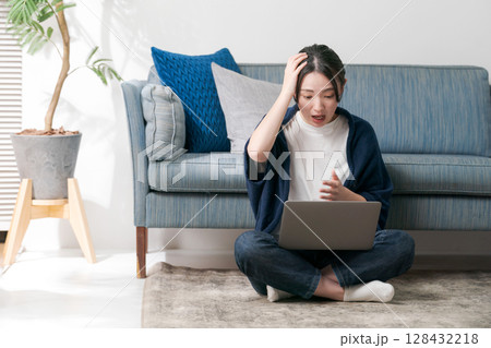 リビングでパソコンを使う女性 128432218