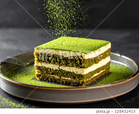 和風の抹茶ティラミスに舞う抹茶パウダーの瞬間1　AI生成画像 128432413