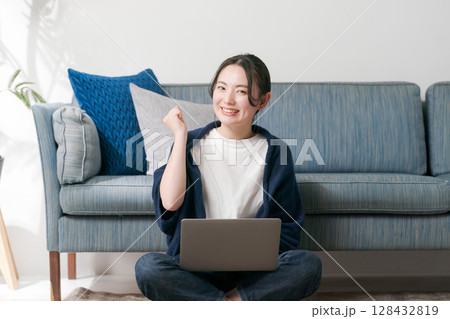 リビングでパソコンを使う女性 リビングでパソコンを使う女性 128432819