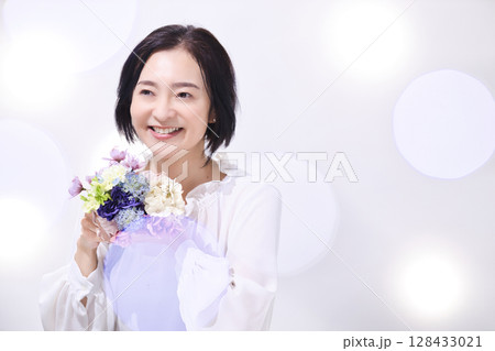 ビューティー　花束を持つミドル女性 128433021