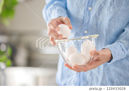 卵料理を作る若い男性の手元 卵料理を作る若い男性の手元 128433026
