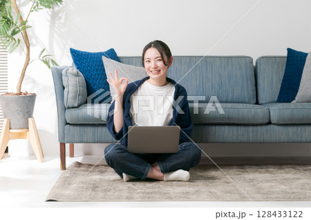 リビングでくつろぐ若い女性 128433122