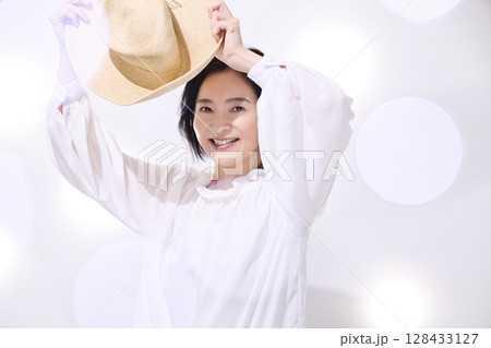 ビューティー 麦わら帽子を持つミドル女性 ビューティー 麦わら帽子を持つミドル女性 128433127