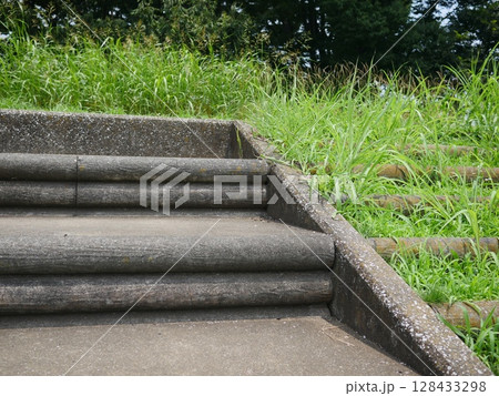 階段の物語　階段で話した思い出は、これからもずっと心の中に残る。　淡い思い出 128433298