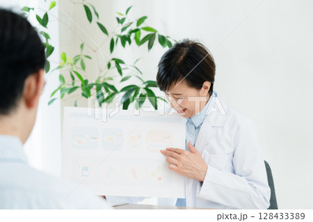 食事指導をする管理栄養士 128433389