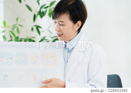 食事指導をする管理栄養士 128433391