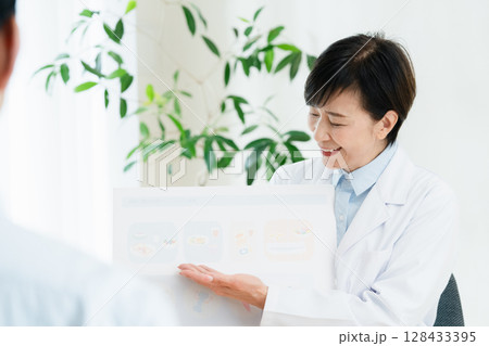 食事指導をする管理栄養士 128433395