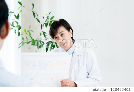 食事指導をする管理栄養士 128433401