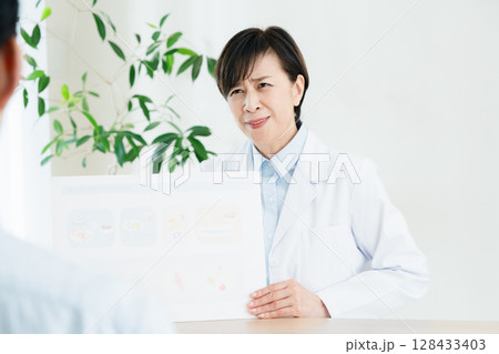 食事指導をする管理栄養士 食事指導をする管理栄養士 128433403