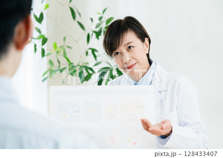 食事指導をする管理栄養士 食事指導をする管理栄養士 128433407
