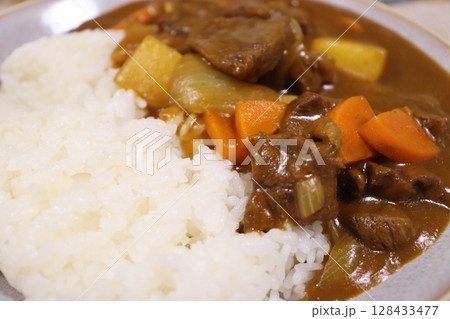 カレーライス　カレー　ブレンド　BBQ　家族旅行　アウトドア　給食　人参　牛肉　ご飯　白米　玉ねぎ　 128433477