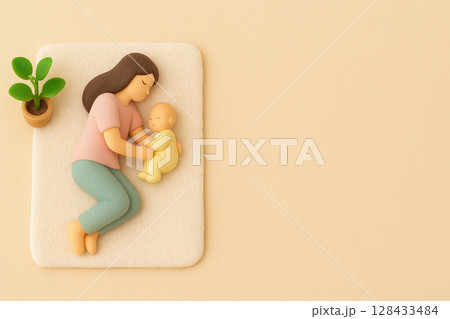 育児休暇中のママと赤ちゃんの穏やかな昼寝時間｜ミニチュアフィギュア 128433484