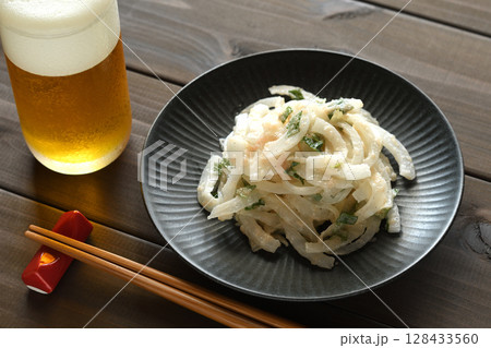 新玉ねぎの明太マヨ大葉和え 新玉ねぎの明太マヨ大葉和え 128433560