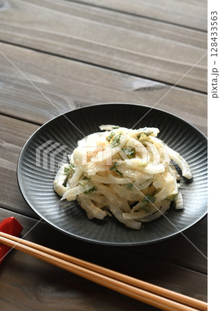 新玉ねぎの明太マヨ大葉和え 128433563