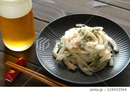 新玉ねぎの明太マヨ大葉和え 新玉ねぎの明太マヨ大葉和え 128433564