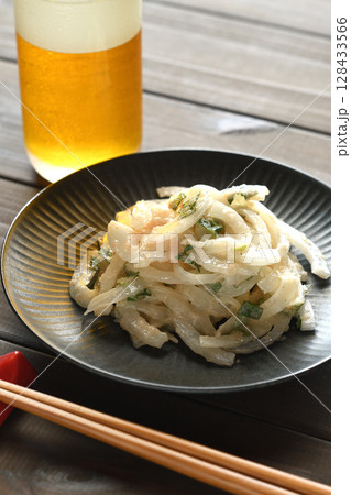 新玉ねぎの明太マヨ大葉和え 新玉ねぎの明太マヨ大葉和え 128433566