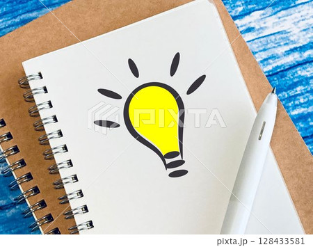 豆電球の絵が書かれたノート 128433581