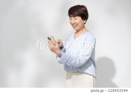 女性 スマートフォン スマホ 女性 スマートフォン スマホ 128433594