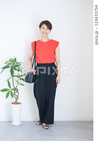 女性夏服のファッションコーディネート全身（縦向き） 128433794