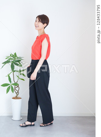 女性夏服のファッションコーディネート全身(縦向き) 女性夏服のファッションコーディネート全身(縦向き) 128433795